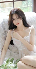 笑容甜美的高颜值女生紧身白色芭蕾舞服室内、以及肩带裙浴室写真图集