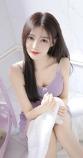 笑容甜美的高颜值女生紧身白色芭蕾舞服室内、以及肩带裙浴室写真图集