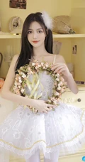 笑容甜美的高颜值女生紧身白色芭蕾舞服室内、以及肩带裙浴室写真图集