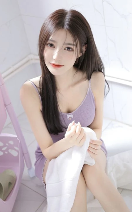 笑容甜美的高颜值女生紧身白色芭蕾舞服室内、以及肩带裙浴室写真图集
