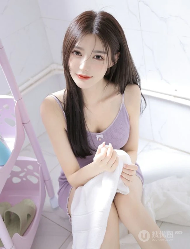 笑容甜美的高颜值女生紧身白色芭蕾舞服室内、以及肩带裙浴室写真图集