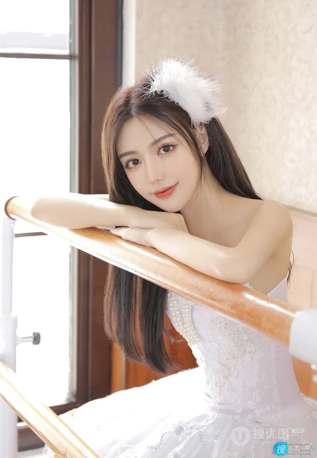 笑容甜美的高颜值女生紧身白色芭蕾舞服室内、以及肩带裙浴室写真图集