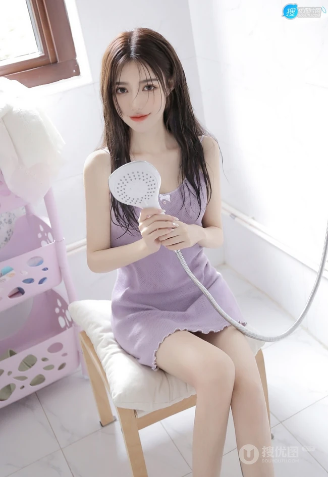 笑容甜美的高颜值女生紧身白色芭蕾舞服室内、以及肩带裙浴室写真图集