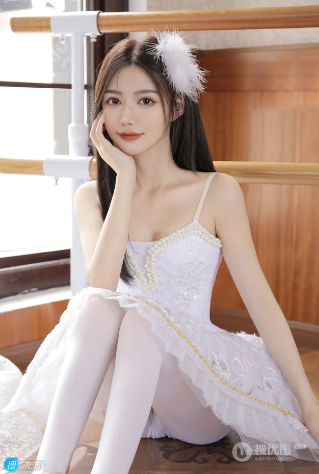笑容甜美的高颜值女生紧身白色芭蕾舞服室内、以及肩带裙浴室写真图集