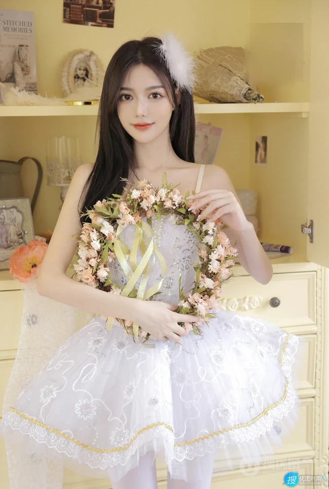 笑容甜美的高颜值女生紧身白色芭蕾舞服室内、以及肩带裙浴室写真图集