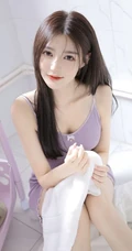 笑容甜美的高颜值女生紧身白色芭蕾舞服室内、以及肩带裙浴室写真图集