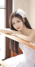 笑容甜美的高颜值女生紧身白色芭蕾舞服室内、以及肩带裙浴室写真图集