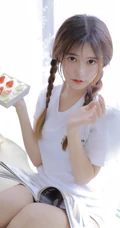 脸上沾着奶油的双麻花辫美丽大眼睛女孩白T恤着身显白皙线条感写真图片