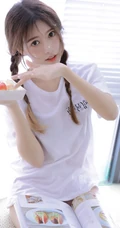 脸上沾着奶油的双麻花辫美丽大眼睛女孩白T恤着身显白皙线条感写真图片