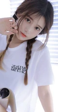 脸上沾着奶油的双麻花辫美丽大眼睛女孩白T恤着身显白皙线条感写真图片