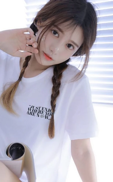 脸上沾着奶油的双麻花辫美丽大眼睛女孩白T恤着身显白皙线条感写真图片
