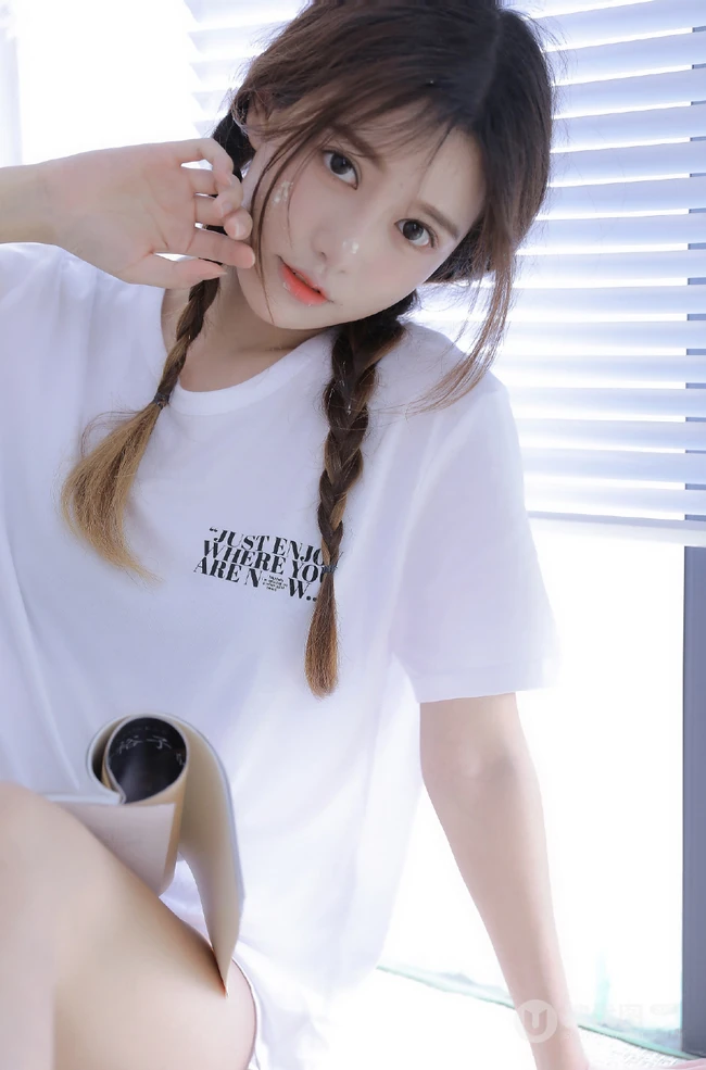 脸上沾着奶油的双麻花辫美丽大眼睛女孩白T恤着身显白皙线条感写真图片