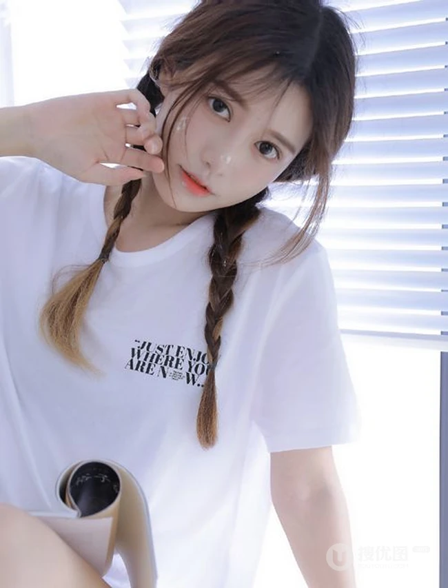 脸上沾着奶油的双麻花辫美丽大眼睛女孩白T恤着身显白皙线条感写真图片