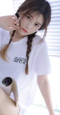 脸上沾着奶油的双麻花辫美丽大眼睛女孩白T恤着身显白皙线条感写真图片