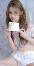 这奶油蛋糕真诱人，纤细线条，线条感，白皙少女轻纱轻纱白衣短裤室内写真