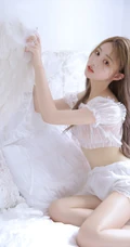这奶油蛋糕真诱人，纤细线条，线条感，白皙少女轻纱轻纱白衣短裤室内写真