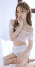 这奶油蛋糕真诱人，纤细线条，线条感，白皙少女轻纱轻纱白衣短裤室内写真