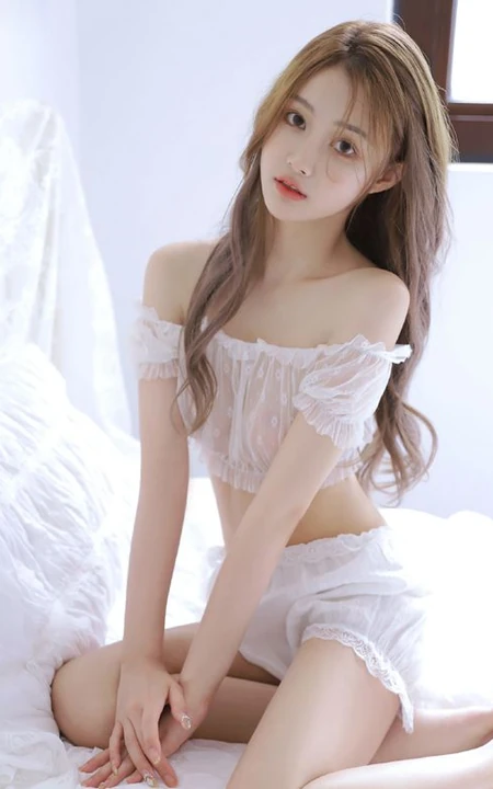 这奶油蛋糕真诱人，纤细线条，线条感，白皙少女轻纱轻纱白衣短裤室内写真