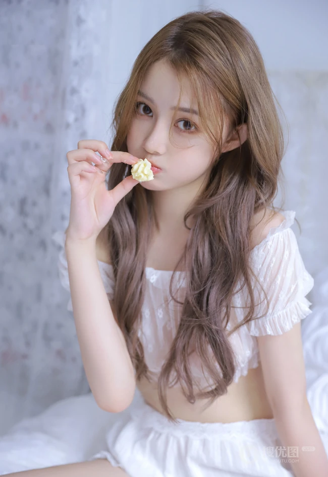 这奶油蛋糕真诱人，纤细线条，线条感，白皙少女轻纱轻纱白衣短裤室内写真