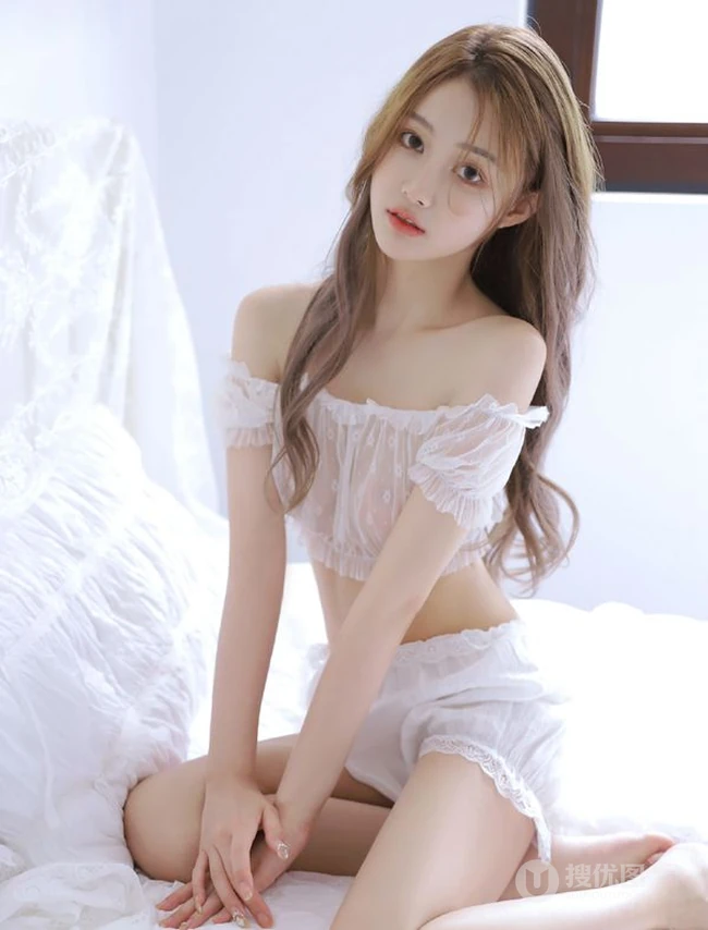 这奶油蛋糕真诱人，纤细线条，线条感，白皙少女轻纱轻纱白衣短裤室内写真