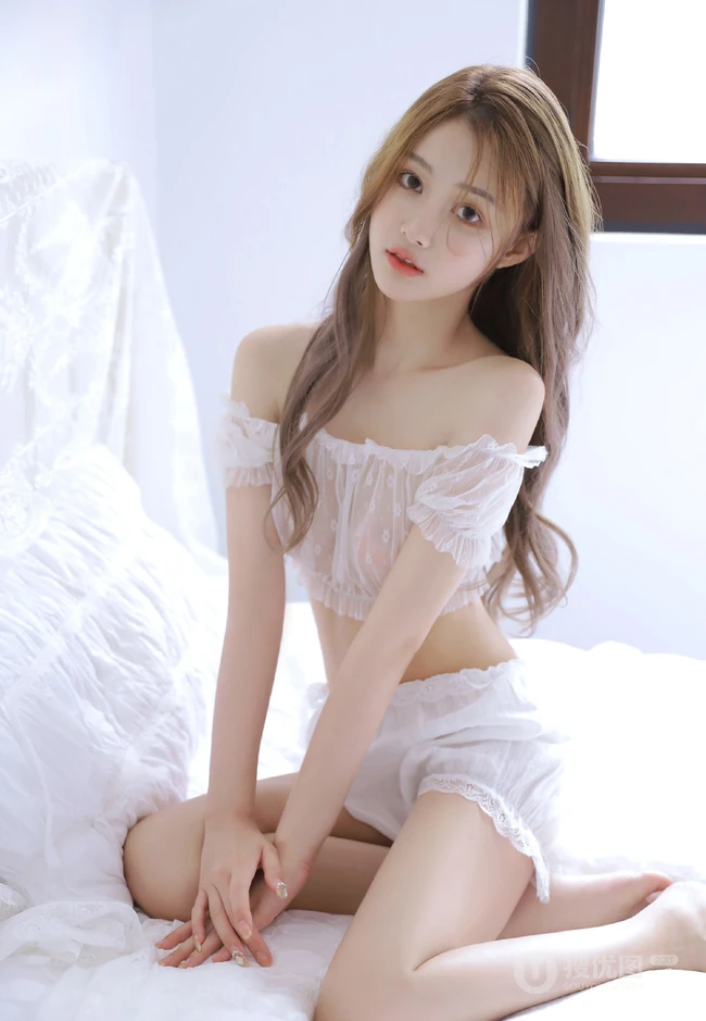 这奶油蛋糕真诱人，纤细线条，线条感，白皙少女轻纱轻纱白衣短裤室内写真