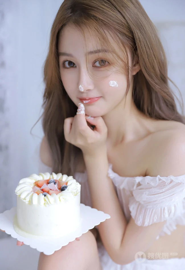 这奶油蛋糕真诱人，纤细线条，线条感，白皙少女轻纱轻纱白衣短裤室内写真