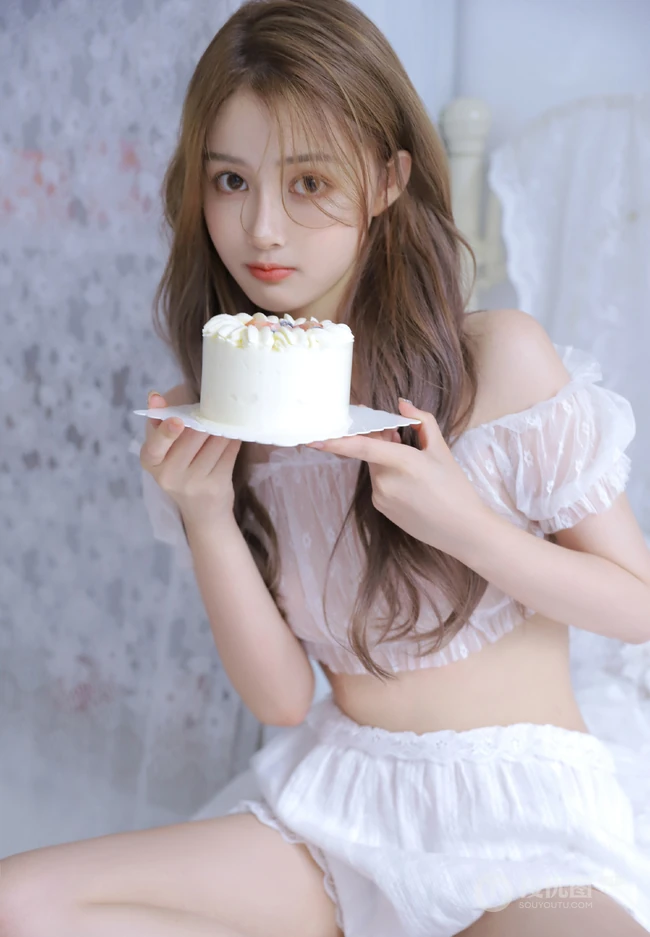 这奶油蛋糕真诱人，纤细线条，线条感，白皙少女轻纱轻纱白衣短裤室内写真