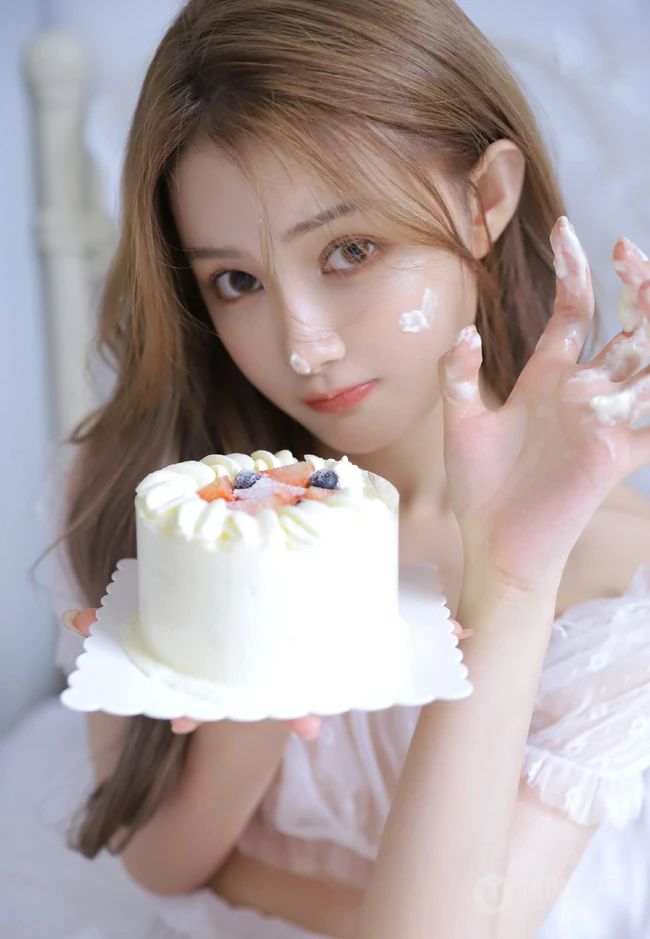 这奶油蛋糕真诱人，纤细线条，线条感，白皙少女轻纱轻纱白衣短裤室内写真