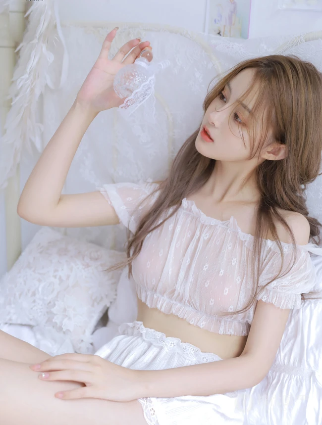 这奶油蛋糕真诱人，纤细线条，线条感，白皙少女轻纱轻纱白衣短裤室内写真