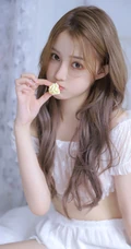 这奶油蛋糕真诱人，纤细线条，线条感，白皙少女轻纱轻纱白衣短裤室内写真