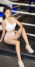 擂台上的气质拳击女生梦娜紧身背心短裤着身尽显匀称身材写真美图