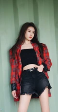 张雅卓紧身黑色肩带背心搭配牛仔裙户外写真美照