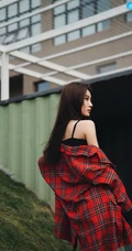 张雅卓紧身黑色肩带背心搭配牛仔裙户外写真美照