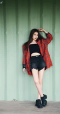 张雅卓紧身黑色肩带背心搭配牛仔裙户外写真美照