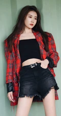张雅卓紧身黑色肩带背心搭配牛仔裙户外写真美照