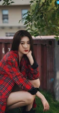 张雅卓紧身黑色肩带背心搭配牛仔裙户外写真美照