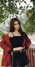 张雅卓紧身黑色肩带背心搭配牛仔裙户外写真美照