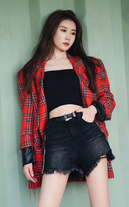 张雅卓紧身黑色肩带背心搭配牛仔裙户外写真美照