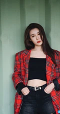 张雅卓紧身黑色肩带背心搭配牛仔裙户外写真美照