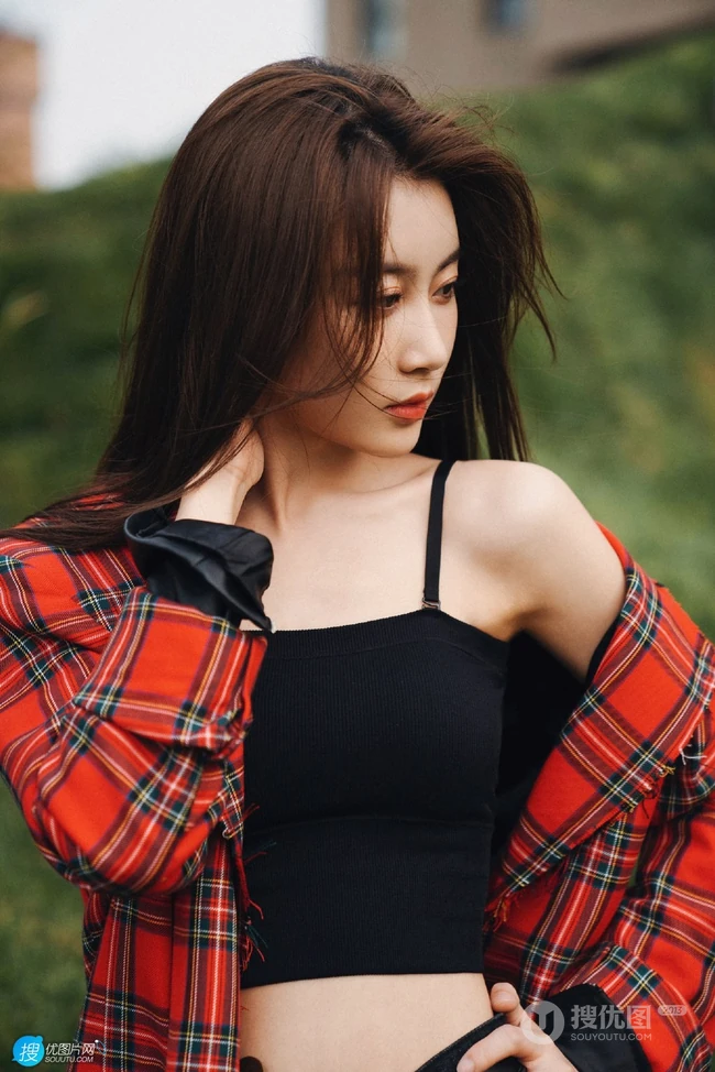 张雅卓紧身黑色肩带背心搭配牛仔裙户外写真美照