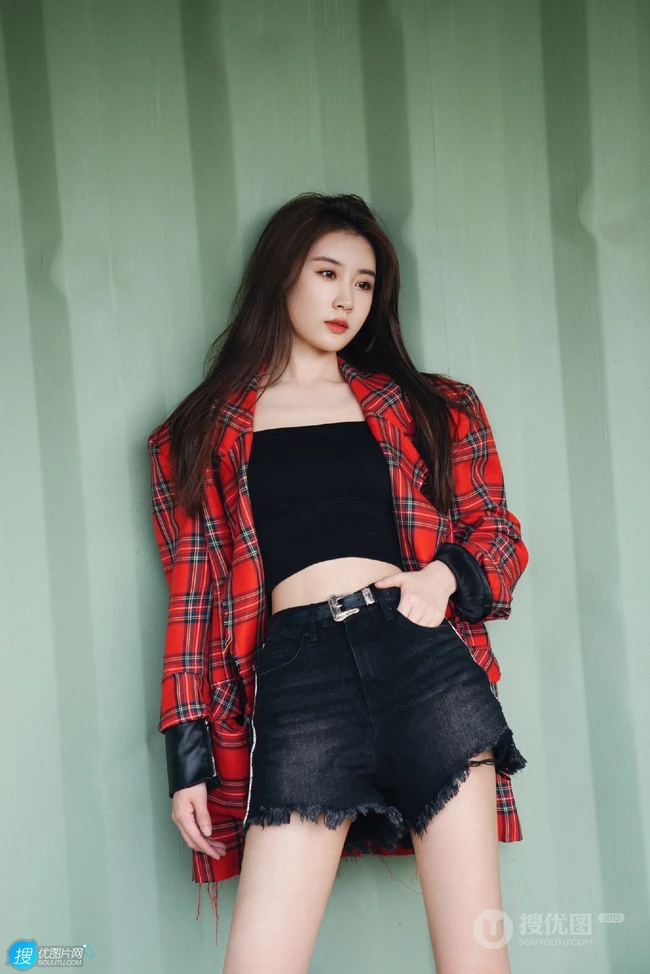 张雅卓紧身黑色肩带背心搭配牛仔裙户外写真美照