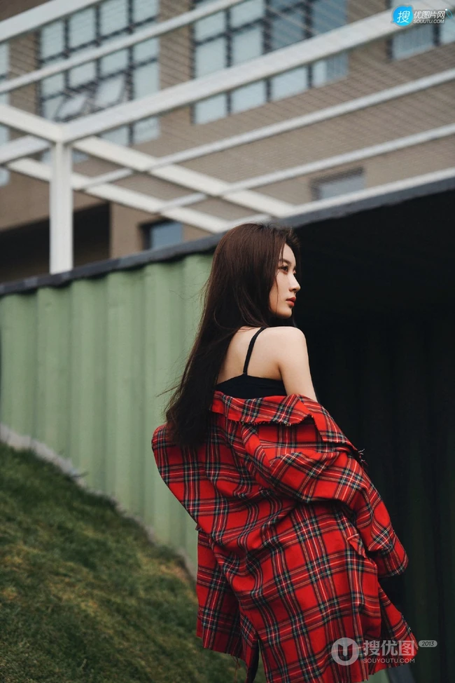 张雅卓紧身黑色肩带背心搭配牛仔裙户外写真美照