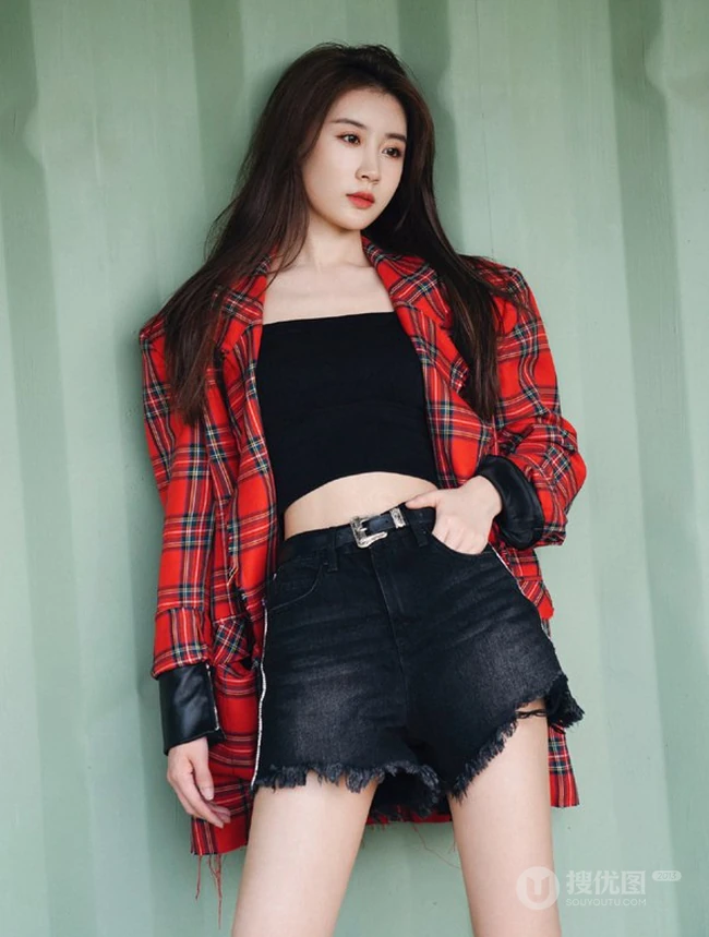 张雅卓紧身黑色肩带背心搭配牛仔裙户外写真美照