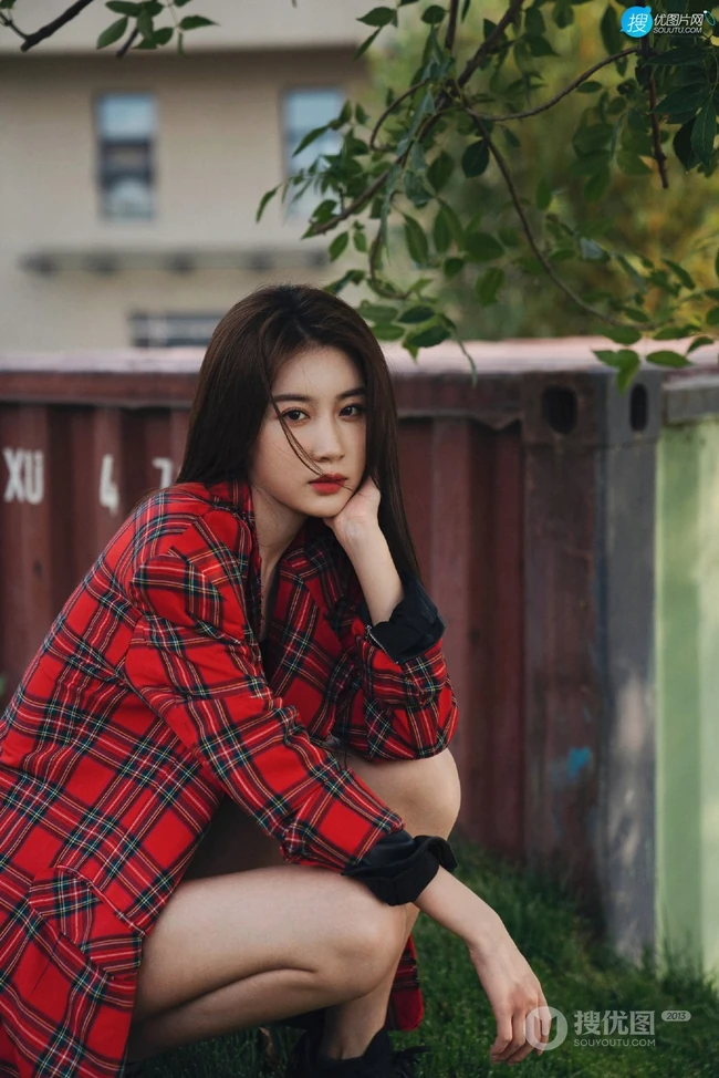 张雅卓紧身黑色肩带背心搭配牛仔裙户外写真美照