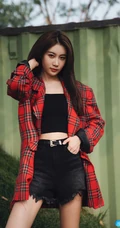 张雅卓紧身黑色肩带背心搭配牛仔裙户外写真美照
