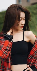 张雅卓紧身黑色肩带背心搭配牛仔裙户外写真美照