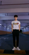 香港帅哥王嘉尔休闲白T黑裤地下停车场写真图片