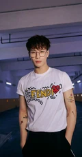 香港帅哥王嘉尔休闲白T黑裤地下停车场写真图片
