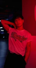 香港帅哥王嘉尔休闲白T黑裤地下停车场写真图片