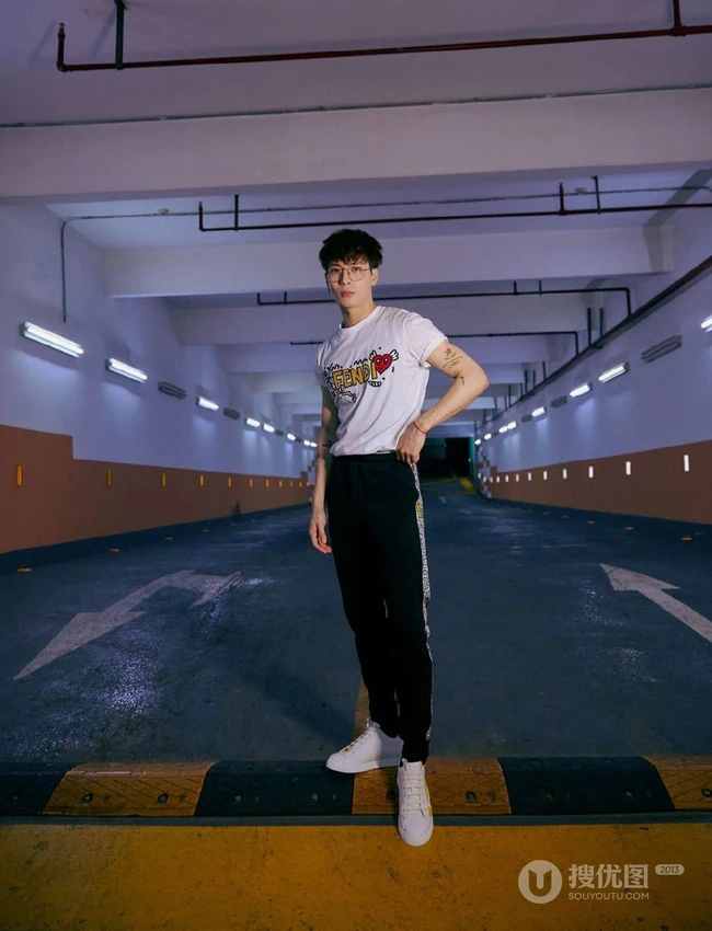 香港帅哥王嘉尔休闲白T黑裤地下停车场写真图片